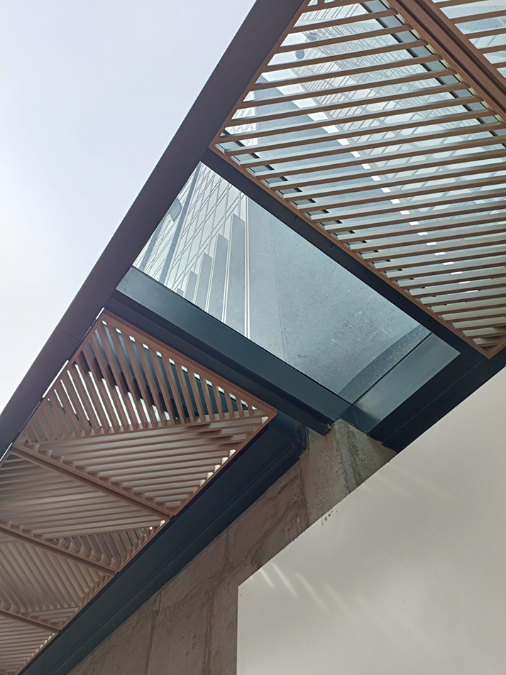 鋁板和玻璃訂造及安裝幕牆鋁裝飾件工程-玻璃幕牆結構-裝飾百葉-鋁板玻璃-香港玻璃幕牆工程-Install-Reflection-Glass-Curtainwall